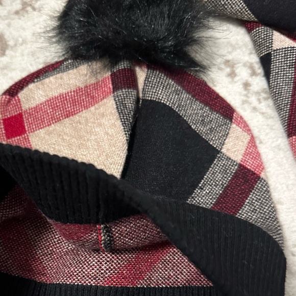 New🍁Gorgeous Burberry inspired sweater & hat - Picture 7 of 7